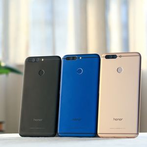 Das Honor 8 Premium gibt es in der Farben Midnight Black, Platinum Gold sowie Navy Blue.