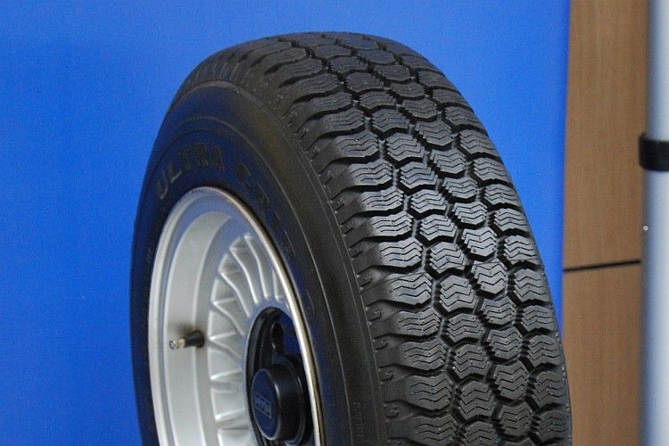 Da sind sie ja, die Lamellen: Der Ultra Grip 3 zeigte vermutlich ein etwas schwammiges Fahrverhalten. (Foto: Rosenow)