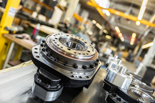 Die kompakten Präzisionsgetriebe – hier im Bild mit Winkelvorstufe – sind besonders für Anwendungen geeignet, bei denen der Raum limitiert ist.(Bild:  Melior Motion GmbH)