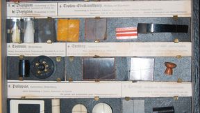Beispiele für Kunststofftypen aus Deutschland. Diese Tafel mit Bauteilbeispielen war wohl für schulische Zwecke gedacht. Die Polymere heißen Vulkanfiber, Trolit, Plexigum, Trolon-Edelkunstharz, Trolitan, Trolitax, Hartholz-Lignosol, Pollopas, Trolitul, Mipolam und Galalith. (Bild: KMV)