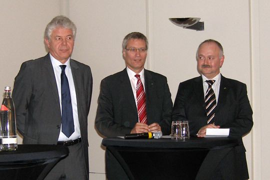 Die Führung von Hyundai Motor Deutschland stellte sich den Fragen der Händler. Von links: Geschäftsführer Werner H. Frey, Vertriebsleiter Udo Brandeburger und Aftersales-Chef Karl Hell. (Archiv: Vogel Business Media)