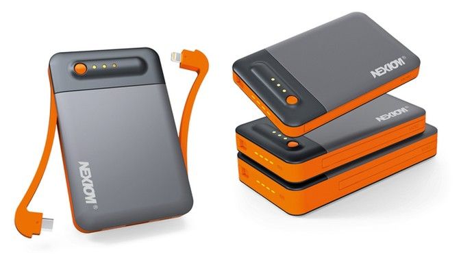 Red Dot Award 2015 - Hochleistungsakkus Power Stack Duo von Nexiom Company Limited, Hong Kong: Power Stack Duo in freundlichem Orange mit Schwarz ist ein dreiteiliges Set aus Hochleistungsakkus. Sie können zusammengesteckt werden und ergeben so einen mehrfach verstärkten Akku mit Stromreserven für gehobene Ansprüche. Werden sie in einem Stapel geladen, gilt das Top-is-the-King-Prinzip: Das jeweils zuoberst liegende Element hat Priorität beim Ladevorgang, somit kann der einsatzbereite Teil immer einfach abgenommen und verwendet werden. Zwei Kabel mit Lightning- und ein Mikro-USB-Anschluss sind integriert. Jedes Element bietet individuelle Kapazität.  (Bild: Red Dot)