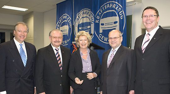 Hochkarätige Gäste: Zur kombinierten Meister- und Gesellenfeier der Innung Frankfurt kamen mehr als 600 Gäste: Ulrich Casper, Landtagsabgeordneter; Jürgen Karpinski, Präsident Kfz-Gewerbe Hessen und Obermeister Kfz-Innung F/MTK, Petra Roth, Oberbürgermeisterin der Stadt Frankfurt/M.,  Bernd Ehinger, Präsident der Handwerkskammer Rhein-Main, und Claus Kapelke, Schulleiter der Landesfachschule Hessen und Hauptgeschäftsführer der Kfz-Innung F/MTK. (Archiv: Vogel Business Media)