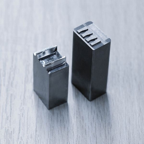 Hohe Genauigkeit der Konturen, minimale Oberflächenrauheiten und größtmögliche Wiederholbarkeit sind bei der Herstellung der winzigen Bauteile ein absolutes Muss. (Bild: GF)