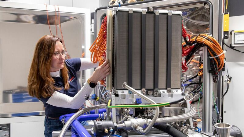 Blick in die Fertigung eines Fuel Cell Power Moduls im Bosch-Werk Feuerbach. Künftig will der Zulieferer das Platin ausgedienter Brennstoffzellenstacks wiederverwenden.