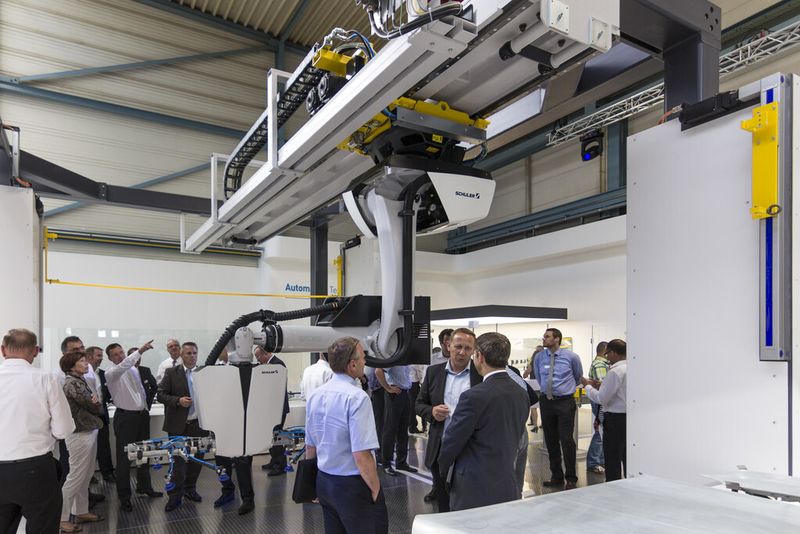 Etwa 150 Besucher aus ganz Deutschland, Europa und China waren am 26. und 27. Juni zur Live-Präsentation der neuen Crossbar Roboter-Generation und zur Eröffnung des Automation Tech Center an den Schuler-Standort nach Gemmingen gekommen. (Bild: Schuler)