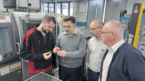 Stefan Letsch (Arbeitsvorbereitung, Haigis Gewichtefertigung GmbH), Markus Stumm (Produktmanagement), Thomas Thiel (Anwendungstechnik) und Joachim Schneider (Technische Beratung, alle Walter AG) bei der Analyse des Stechprozesses. (Bild: Walter AG)