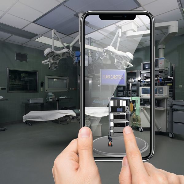 Moderne CPQ-Lösungen punkten nicht nur mit einer fotorealistischen Produktvisualisierung. Per Augmented Reality (AR) kann das konfiguriertes Produkt per Smartphone-Kamera direkt in die tatsächliche Nutzungsumgebung platziert werden, um beispielsweise räumliche Gegebenheiten zu überprüfen. (Tacton)