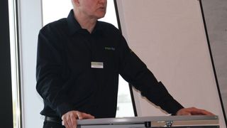 Thomas Langensiepen, Country Manager für den deutschsprachigen Raum bei Proto Labs, begrüßte die Teilnehmer zum zweiten Kunststoff-Konstruktion-Sysmposium. (M. Zwettler, konstruktionspraxis)