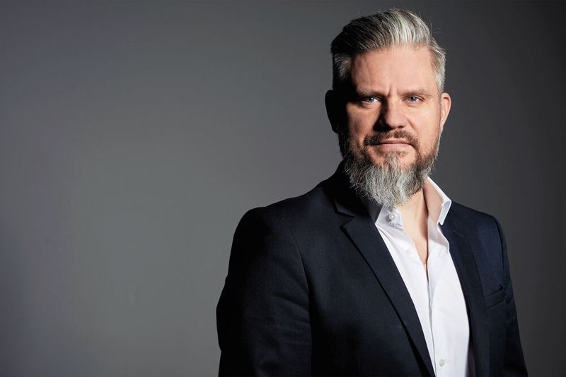 Jochen Paesen ist neuer Vice President der Interior Design Group von Kia. Er ist im Kia-Designzentrum im koreanischen Namyang tätig und berichtet an Karim Habib, Senior Vice President und Leiter der Kia-Designzentren. Paesen soll die Entwicklung des künftigen Innendesigns der Marke vorantreiben und die Innenraumgestaltung von voll- und teilelektrisch angetriebenen Fahrzeugen erweitern. 

Jochen Paesen hat fast zwei Jahrzehnte Erfahrung in der Leitung großer Innendesignprojekte für Volumenhersteller, Premiummarken und Start-ups. Zuletzt führte er als Senior Director Interior Design von Nio in München ein Designerteam. Zuvor war er lange bei der BMW Group tätig, wo er unter anderem die Entwicklung der Studie BMW Vision Efficient Dynamics 2009 und des BMW i8 Roadster verantwortete. Zu Beginn seiner Karriere arbeitete er in mehreren Designprojekten mit Karim Habib zusammen. (Kia)