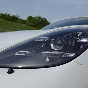 Die vier Tagfahrleuchten im Scheinwerfer gehören mittlerweile zum Auftritt aller Porsche-Modelle.(Bild:  Schreiner/»kfz-betrieb«)