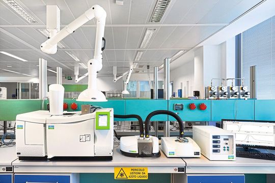Abb.1: Der Clarus 590 GC mit Turbomatrix Headspace- und Thermodesorber ist nur einer von vielen Gaschromatographen auf dem Markt. Abb.1: Der Clarus 590 GC mit Turbomatrix Headspace- und Thermodesorber ist nur einer von vielen Gaschromatographen auf dem Markt.
