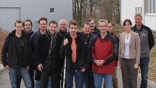 Der sehbehinderte SSI-Schäfer-Mitarbeiter Heiko Alm (rechts) und SSI-Schäfer-Personalreferentin Vanessa Volk (Zweite von rechts) begleiteten den Besuch von Teilnehmern des BFW Würzburg durch das Giebelstädter Technologiezentrum. (Bild: Arnold Berger)