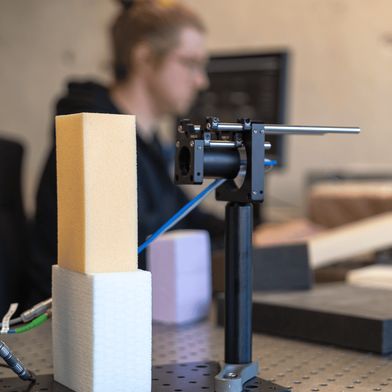 Zerstörungsfreie und prozessfähige Überwachung von Polymerschäumen, hier im Labor. (Bild: Luca Hoffmannbeck, SKZ)