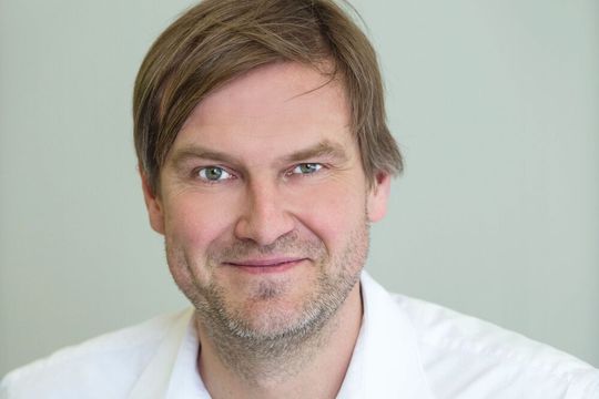 Boris Gausmann ist überzeugt, dass das Reparieren von Batteriepaketen zukünftig verstärkt zum Werkstattgeschäft gehören wird.(Bild:  Dekra)