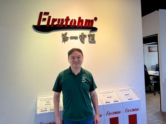 S. Y. Lee, General Manager of Firstohm, at the company’s site in Taiwan. Firstohm develops MELF and specialty resistors for applications involving high voltages, pulse energy and long operating lifetimes.(Bild:  VCG)