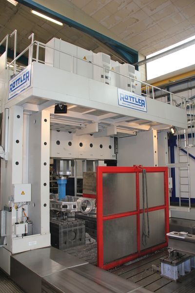 Während das Aluminiumteil für die Luft- und Raumfahrt bearbeitet wird, ist bereits das nächste Bauteil gespannt ... (Sonnenberg)