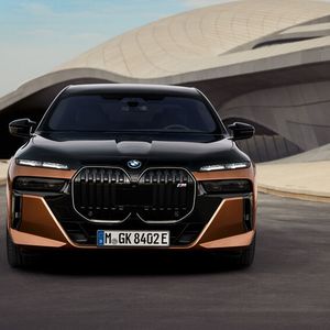 Zur Serienausstattung des Modells gehören 21-Zoll-Räder.(Bild:  Autoren-Union Mobilität/BMW)