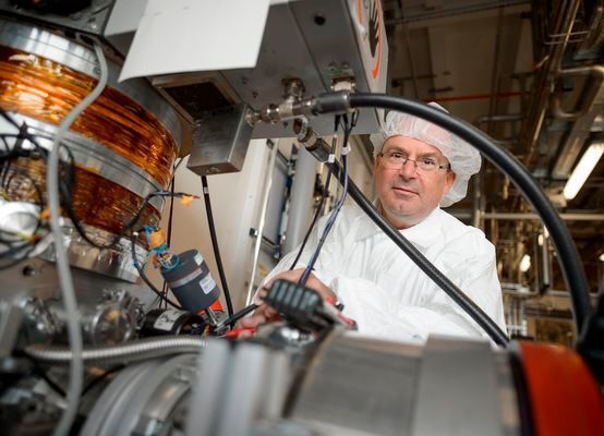 Die Zentrale Forschung und Vorausentwicklung von Bosch arbeitet unter anderem an den MEMS-Sensoren der Zukunft. Bosch-Wissenschaftler Dr. Franz Lärmer gehört zu den Erfindern jenes Prozesses, mit dem sich die extrem feinen Strukturen der MEMS-Sensoren herstellen lassen. (Bild: Bosch)