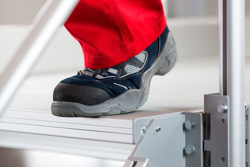 Treppen im industriellen Umfeld müssen einer definierten Gewichtsbelastung standhalten. (Bild: item Industrietechnik GmbH)