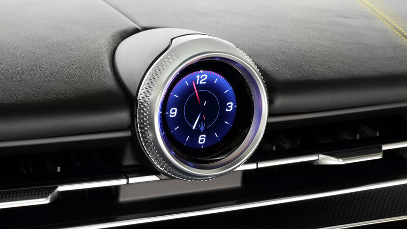 Mittig im Armaturenbrett gibt es eine kleine Uhr, die ebenfalls von einem Display dargestellt wird. (Maserati)