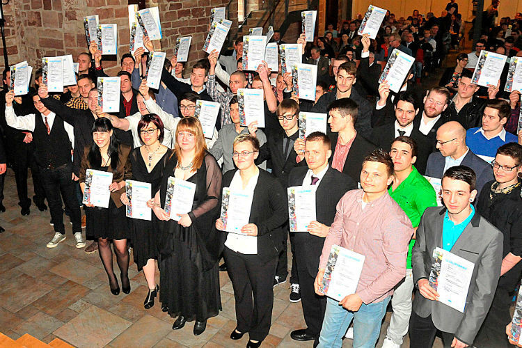 Bei der Kfz-Innung Südthüringen hatten 52 junge Frauen und Männer nach bestandener Prüfung allen Grund zu feiern. (Foto: Zietz)