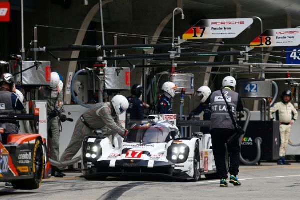 Porsche 919 Hybrid, Porsche Team beim Freien Training: Timo Bernhard, Brendon Hartley, Mark Webber (Bild: Porsche)