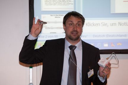 Bei der Live-Hacking-Session zeigte Sebastian Schreiber, was Experten unerlaubt wie und wo anzapfen können. (Archiv: Vogel Business Media)