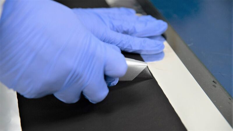 Das besondere Batterieelektrodenmaterial der Neocarbonix-Art von Nanoramic kann einfach verarbeitet werden – wie hier per Cutter-Messer. (Nanoramic / Fastcap Systems Corp.)