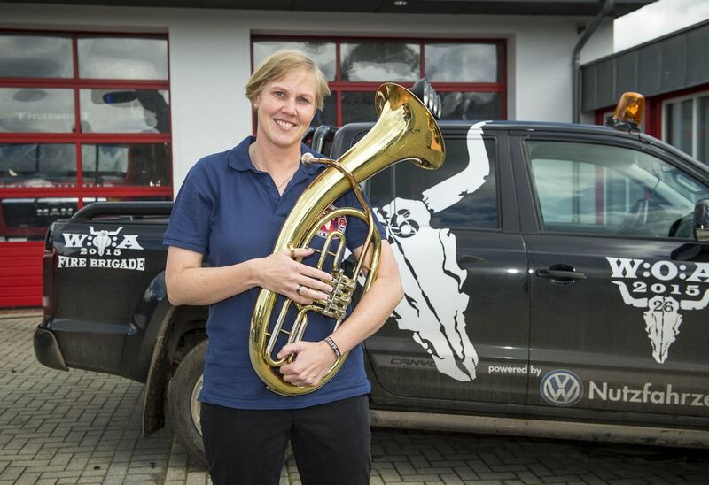 Ann-Kathrin Peters ist Musikzugleiterin der Wackener „Firefighters“. Die Feuerwehrkapelle eröffnet traditionsgemäß das Metal-FEstival. (Bild: Volkswagen AG)
