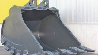 Felstieflöffel mit 5,2 t Eigengewicht für den 80 t schweren Bagger Komatsu PC800. Die Rückenmulde besteht aus 30 mm dickem Dillidur-400-Blech. (Schlüter Baumaschinen)