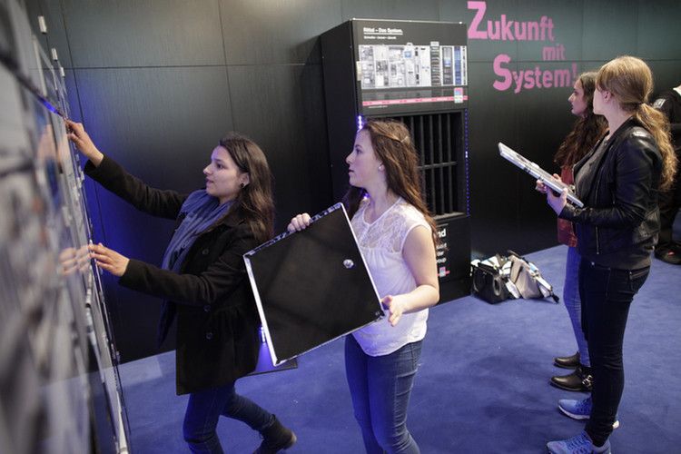 Am Stand von Rittal konnten die Gäste einen Schaltkasten mit Fotoplatten zusammen bauen. (Foto: Michael Heck)