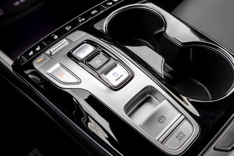 Bei den Varianten mit Automatikgetriebe fehlt auf der Mittelkonsole der Gangwählhebel. Ihn ersetzen flache Tasten. (Hyundai)
