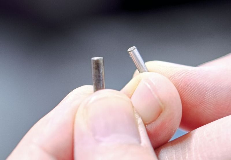 Vorher-nachher-Vergleich: Links das Rohteil, das ab Stange bei Strähl abgestochen wird. Darüber hinaus werden die Kanten gebrochen und anschliessend gehärtet. Rechts der fertig geschliffene Wälzkörper im Soll-Toleranzbereich von maximal 3 µm und mit einer Oberflächenrauheit von Ra-max 0,06. (Bild: Matthias Böhm)