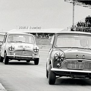 Doch nicht nur auf Rallye-Pisten balgten sich die kleinen Minis erfolgreich mit ihresgleichen bzw. mit anderen und zum Teil auch deutlich größeren Fahrzeugen, wie hier 1965 in Silverstone.(Bild:  MINI)