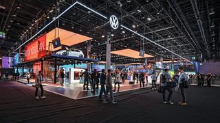 Seitdem die neuen Spielregeln gelten, ist die Zahl der VW-Vertriebsstützpunkte spürbar zurückgegangen. Von 1.012 im Jahr 2018 auf 924 ein Jahr später und schließlich 851 im Jahr 2020. (Bild: Volkswagen)