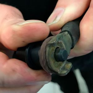 Der elastische Schleifkörper sitzt per Kletthaken fest auf dem Adapter, der sich mit einer Führung im Kabelschuh zentriert.(Bild:  Holz / »kfz-betrieb«)