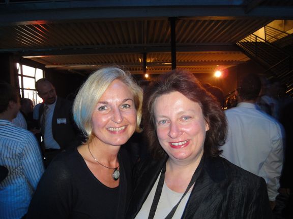 (v.l.) Barbara Preissler und Andrea Achter, Ingram Micro, können nach dem erfolgreichen Tag den Abend genießen. (Archiv: Vogel Business Media)