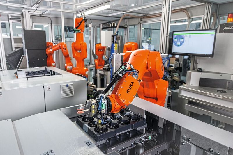 A challenge were the grippers on the robots: sensitive individual parts like the springs, can bend even if you just hold them too firmly in your hand. (Image:Kuka)