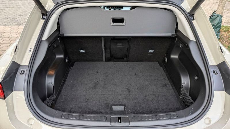 Mit 370 Litern ist das Volumen für ein 4,40-Meter-Auto nicht riesig, aber ... (Bild: Rosenow – VCG)