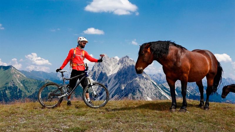 Das israelische Unternehmen Humaneyes Technologies stellt auf der CEBIT 2018 die jüngste Generation seiner Virtual-Reality-Kamera vor, die als erste ihrer Art Virtual-Reality-Schaffenden und Filmemachern sowie Profis der Video- und Produktionsindustrie die gesamte VR-Tool-Palette an die Hand geben soll. Die neue Kamera richtet sich mit einer Preisempfehlung von 1195 Euro vor allem an die Gruppe der Prosumer, die mit der Vuze+ VR-Kamera das Aufnehmen, Produzieren und Teilen von VR-Content innerhalb eines Systems realisieren können. Das System beinhaltet sowohl die Vuze VR Studio-Bearbeitungssoftware als auch den Zugang für die sogenannte Humaneyes Zone, die als branchenweit führende VR-Plattform den Usern ermöglicht, ihren VR-Content einfach per Link zu streamen und zu teilen.  HumanEyes Technologies auf der CEBIT 2018: Halle 26, Stand E33 (Bild: Humaneyes Technologies)