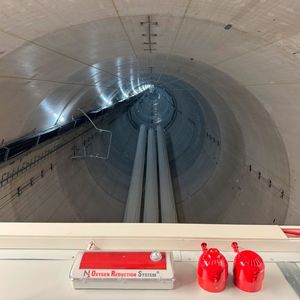 Ein Brand im Rechenzentrum könnte sich auf die gesamte Anlage ausbreiten – die „Isolcell N2 ORS“-Brandvermeidungsanlage eliminiert dieses Risiko vollständig.(Bild:  Wichmann ATB GmbH & Co. KG)