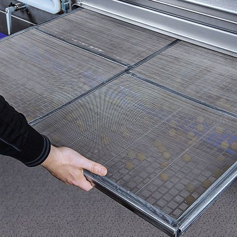 Die Siebeinleger werden einfach in die Siebdecks eingeschoben – ein Siebwechsel dauert so nur Sekunden.(Bild:  J. Engelsmann)