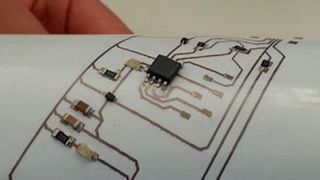 Squink geht einen Schritt weiter: Neben den Druck von leitfähigen Tinten verarbeitet der Drucker auch leitfähigen Kleber und Bestückt die Schaltplatten gleich mit. (Bild: Botfactory)