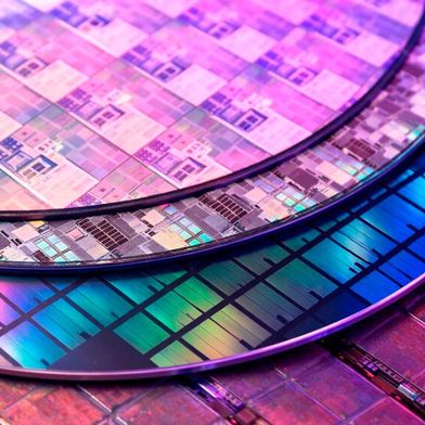 Mehrere strukturierte Halbleiter-Wafer mit reflektierenden Interferenzfarben. (Bild: Dall-E / KI-generiert)