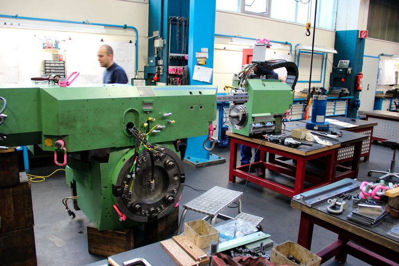 Am Ende der Veranstaltung öffnete Waldrich Coburg seine „heiligen Hallen“ und gab während einer Werksführung Einblicke in das tägliche Handwerk. (Bild: Sonnenberg)