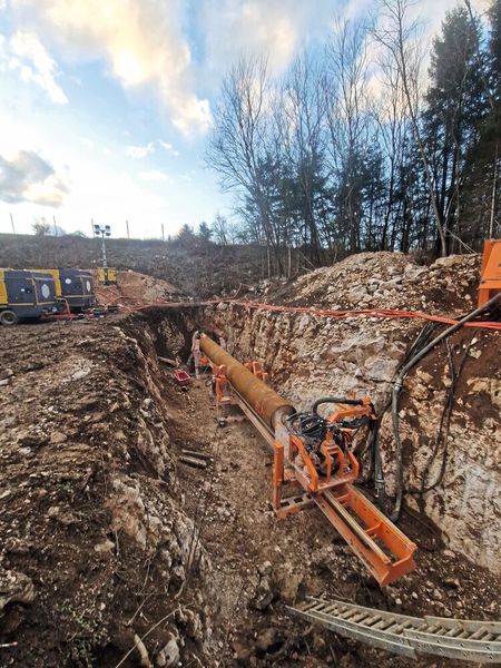 Das Hammerbohrgerät HZR 1200 ist nach Aussage des finnischen Herstellers Geonex das derzeit größte und stärkste seiner Art. Damit ließen sich die Bohrungen für Gas-Pipelines in Kroatien zuverlässig durchführen. (Bild: Petzold)