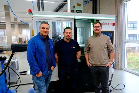 Zeigen sich hochzufrieden mit der Leistungsfähigkeit des neu entwickelten Werkzeugs mit der «InoxaCon»-Beschichtung von Cemecon (v. l. n. r.): Mate Bekavac, Leiter CNC-Fertigung bei Bacher Medizintechnik, Julian Reck, «HPTec»-Key-Account-Manager, und Andreas Bacher aus der Geschäftsführung von Bacher Medizintechnik.(Bild:  Cemecon AG)