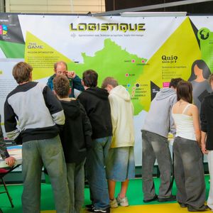 Dès le lundi, les visites des étudiants ont commencé par la découverte des métiers du décolletage et de l’usinage de précision grâce à l’espace SMILE, organisé par le SN Dec.  (Source : simodec@rochexpo.com)