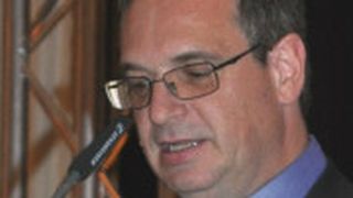 Mahnte die Mazda-Händler, die Preise nicht durch einen Unterbietungswettbewerb im Internet kaputt zu machen: der im Amt bestätigte Präsident des Händlerverbandes Werner Prange. (Foto: Minack)